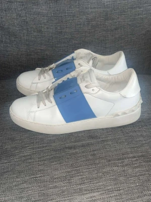 Valentino - Snygga Valentino Garavani Open sneakers I storlek 38,5. De är I bra skick, liten defekt på sulan, se sista bild. Hör av dig vid frågor😊