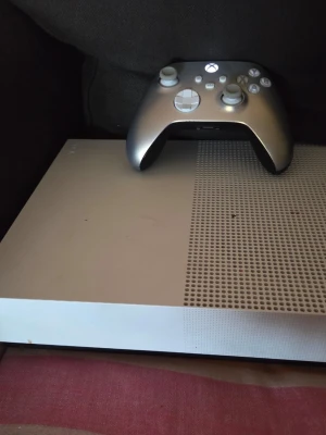 Xbox one s all digital med xbox kontroll - Xbox one s all digital edition med en xbox kontroll. Gott skick