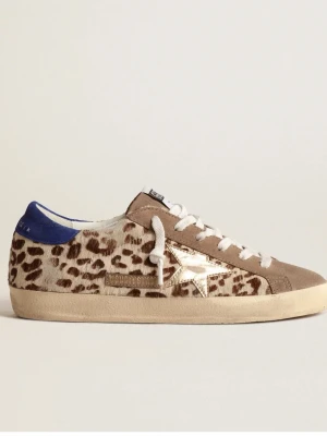 Golden Goose leopardmönstrade sneakers - Säljer ett par unika Golden Goose sneakers med leopardmönstrad ovandel i beige och brunt, blå detalj på hälen och vita skosnören. Skorna har en vit stjärna på sidan och beige mockadetaljer. Perfekta för dig som vill sticka ut med din stil.