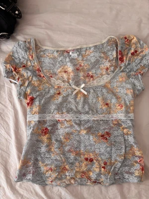 Urban Outfitters topp - Lappen säger L men den är mer som en M tycker jag, endast använd några tillfällen förra sommaren