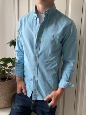 Ralph lauren skjorta  - Ralph lauren skjorta - stor på modellen. Inga defekter! Modellen i bilderna är 180 cm 75 kg och bär Storlek L , Kom med frågor! 🌟 (Kan gå ned i pris vid köp av paket 😉) 
