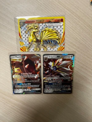 Mawile EX, Solgaleo EX, Ninetales BREAK - Säljer tre Pokémon kort, hittade de i garaget och vill få bort med dem.  De var tidigare min sons som legat nu i flera år efter han flyttade hemifrån. Konditionen ser helt okej ut vid intresse kan vi prutta ner priset 