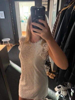 Vit spetsklänning från Pieces - Söt vit kortklänning som var reserv till min student, prislapp kvar💕