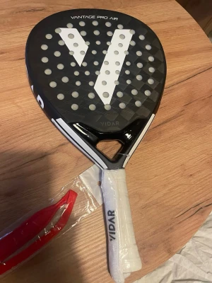 Padelracket Vidar Vantage Pro Air - Snyggt padelracket från Vidar, modell Vantage Pro Air. Raketer är helt nytt, aldrig använt. Det kostar 3600 kr nytt och säljer för 2600 men tar även bud! Skriv om ni har någon fråga👍 