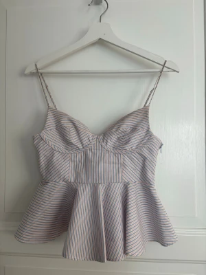 Sommartopp  - Superfin topp från Zara! ❣️Endast använd 1 gång, säljer pågrund av att den är alldeles för liten för mig! 🥰