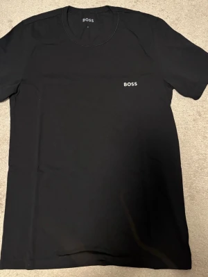 Boss T-shirt - Snygga BOSS T-shirt set i färgerna svart, grön och beige, alla är storlek M