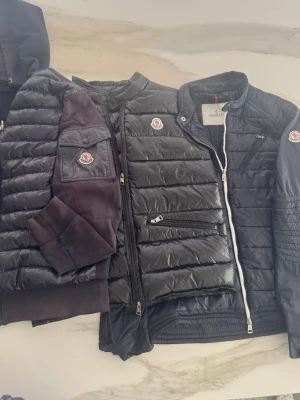Moncler bundle - Tre jackor till bra pris liknande storlek på alla tre.