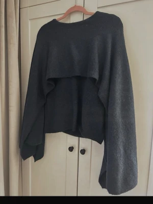 Stickad tröja - Stickad tröja med poncho inbyggd. Från ginatricot, st xl men sitter som S-M. Aldrig använd med prislapp kvar