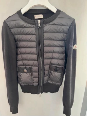 Svart cardiganjacka från Moncler - Säljer min moncler cardigan, i fint skick. Köpte den 2023 så den är i hyfsat bra skick. Kvitto, och äkthetsbevis medföljer. Hör av dig vid frågor. Den är i storlek 4 vilket motsvarar M/L men sitter bra på mig som vanligtvis har s. Möts helst upp i Stockholm för trygg afär🩷