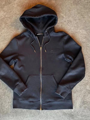 J Lindeberg hoodie - Riktigt schysst J lindeberg zip hoodie i svart. Storlek S. Väldigt bra skick. Bara att höra av er vid frågor🙌
