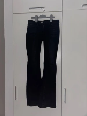 Svarta jeans Ginatricot  - Snygga svarta bootcut jeans, knappt använda. Slutsålda på hemsidan, kan förhandla om pris😇nypris 400kr