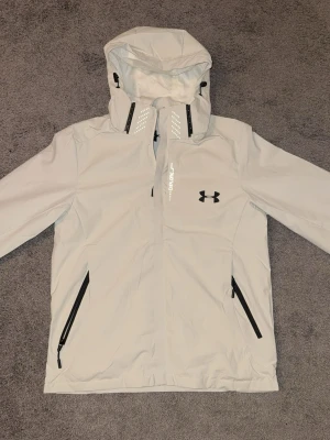 Under armour jacka - Under armour vind jacka Skick 9/10. Storlek S. Färg Grå/Vit