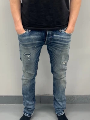 Jack & jones jeans Slim Glenn - Fint skick, storlek W33 L32. Feta slitningar och lite washed. Modell Slim Glenn