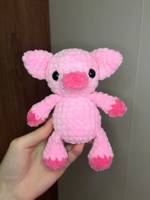 Virkad gris - Virkad gris i mjukt garn, cirka 15cm lång☺️Perfekt som gosedjur eller som dekoration i hemmet/barnrummet💗 