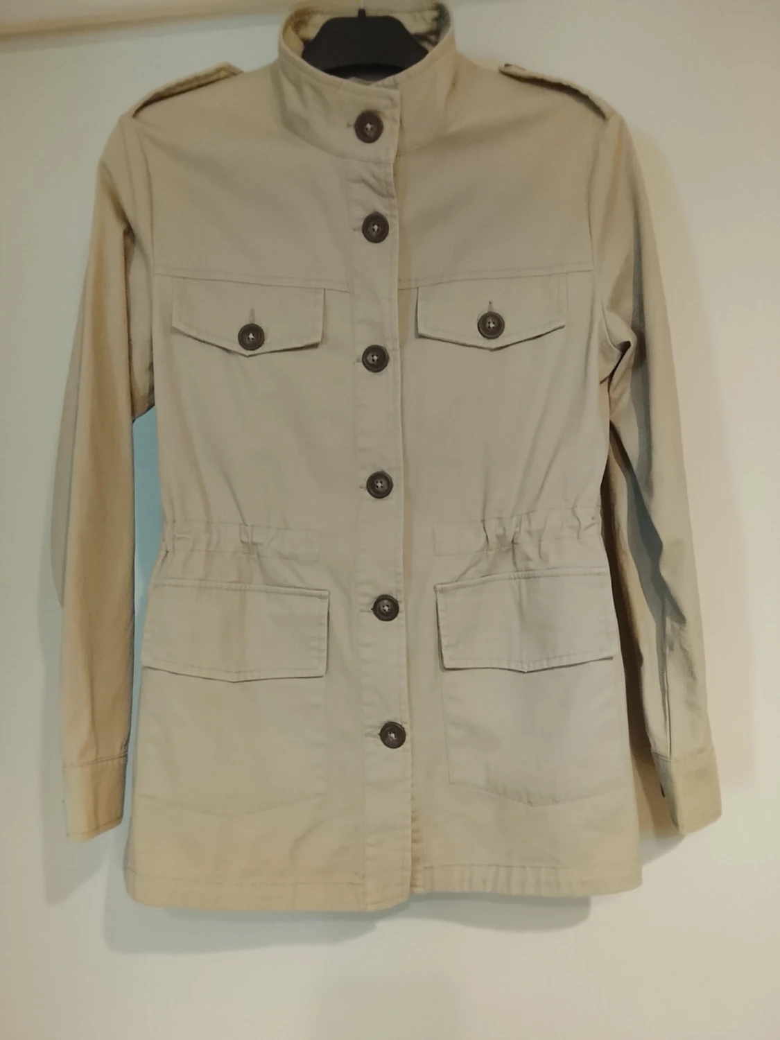 Beige rock med ståkrage och fickor - 3