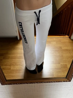Vita lågmidjade byxor - Vita utsvängda lowwaist mjukisbyxor från Gina Tricot i storlek S, köpta på vinted men säljer då de ej passar. Ska endast vara använda 1 gång av förra säljaren 