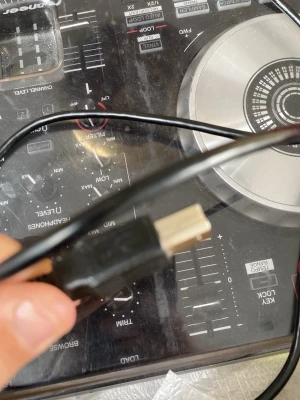 Pioneer DJ-controller med USB-kabel - DJ-controller från Pioneer i svart plast med silvriga jogwheels och flera reglage för mixning. Medföljer en svart USB-kabel för anslutning till dator. Perfekt för dig som vill mixa musik digitalt och ha full kontroll över ljudet.