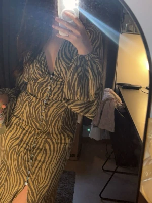Adoore Maxi Positano Dress  - Långklänning från Adoore i fint skick och endast använd några gånger. Har dock ramlat av ett fåtal knappar nertill, pga att klänningen är för tajt i benen på mig.                                                  NYPRIS: 1695kr 