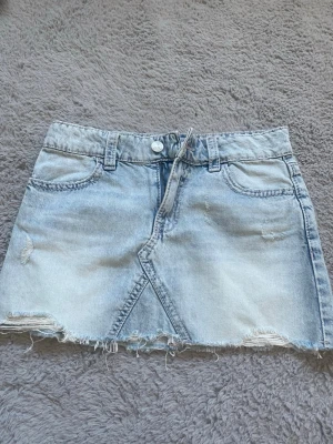 jeans kjol - säljer denna fina jeans kjol som är använd få gånger❣️ den är i storlek 158 och har rosa detaljer ❣️❣️