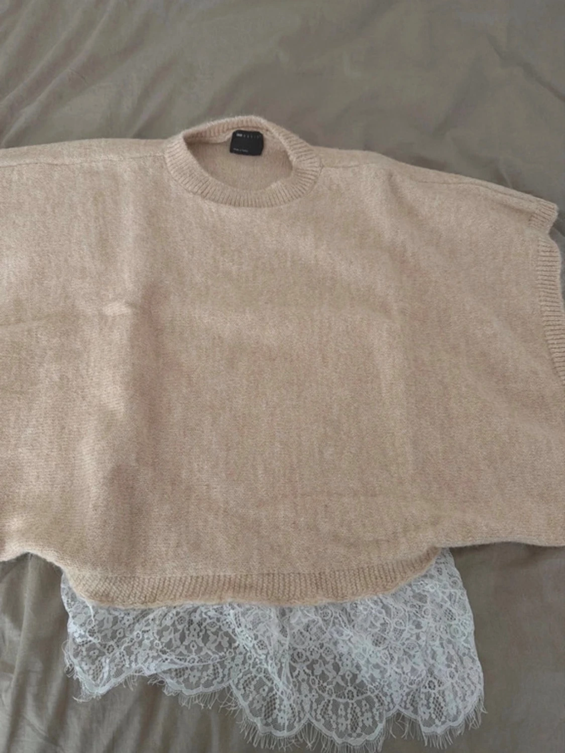 Beige poncho med spetsdetalj ASOS