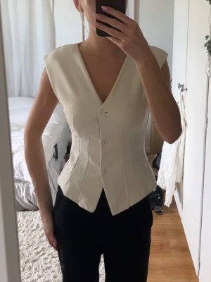 Vit figursydd väst/topp - Superfin vit väst/topp från Zara. 