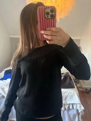 Lång årmad topp med spets - Fin lång ärmad blus med spets på armar och vid bröstet
