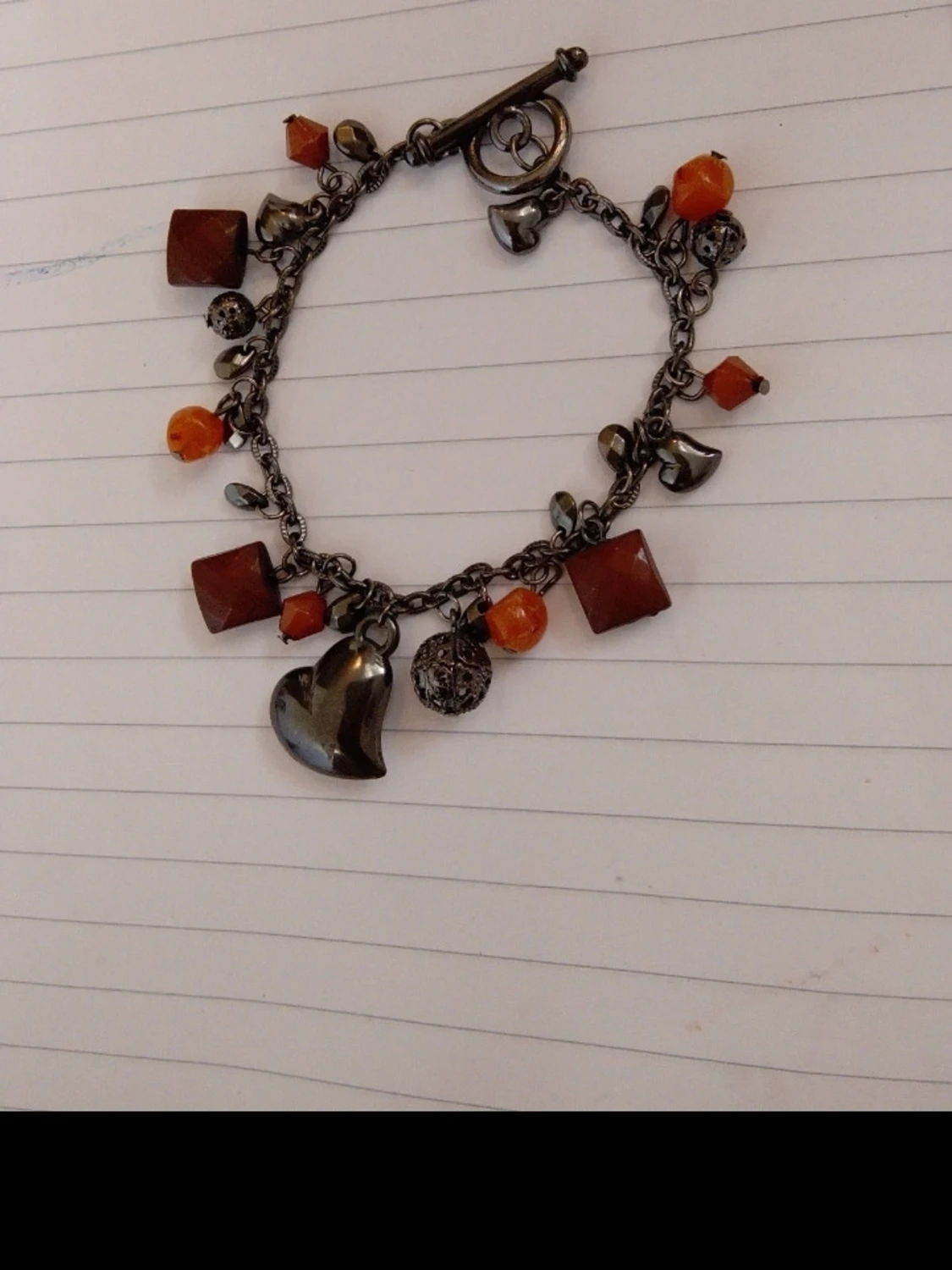 Armband med hjärthänge och orange pärlor