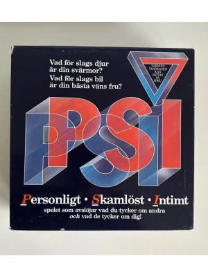 Sällskapsspel - PSI Personligt Skamlöst Intimt - Sällskapsspelet PSI - Personligt Skamlöst Intimt. Roligt brädspel som avslöjar vad du tycker om andra och vad de tycker om dig. Om du vore en ost, vilken ost vore du? Det och andra mindre rumsrena frågor får ni möjlighet att djupdyka i. Från Alga och Paradox Games. Fint skick!