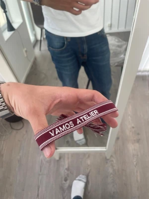 Vamos Atelier armband  - Vamos Atelier — riktigt fet armband med exklusiv känsla och snygga detaljer. Justerbar storlek för perfekt passform.