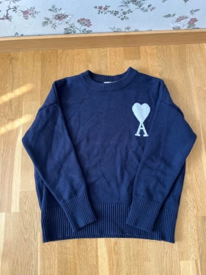 Mörkblå stickad tröja från Ami Paris - Stickad tröja från Ami Paris 🧶Knappt använd och har inga skador eller liknande ❌ Storleken är S. Pris kan diskuteras!