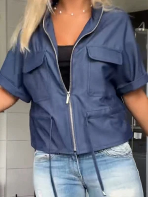 !SÖKER! - Jag söker denna mörkblåa kortärmade jackan från zara. Maxpris 350.