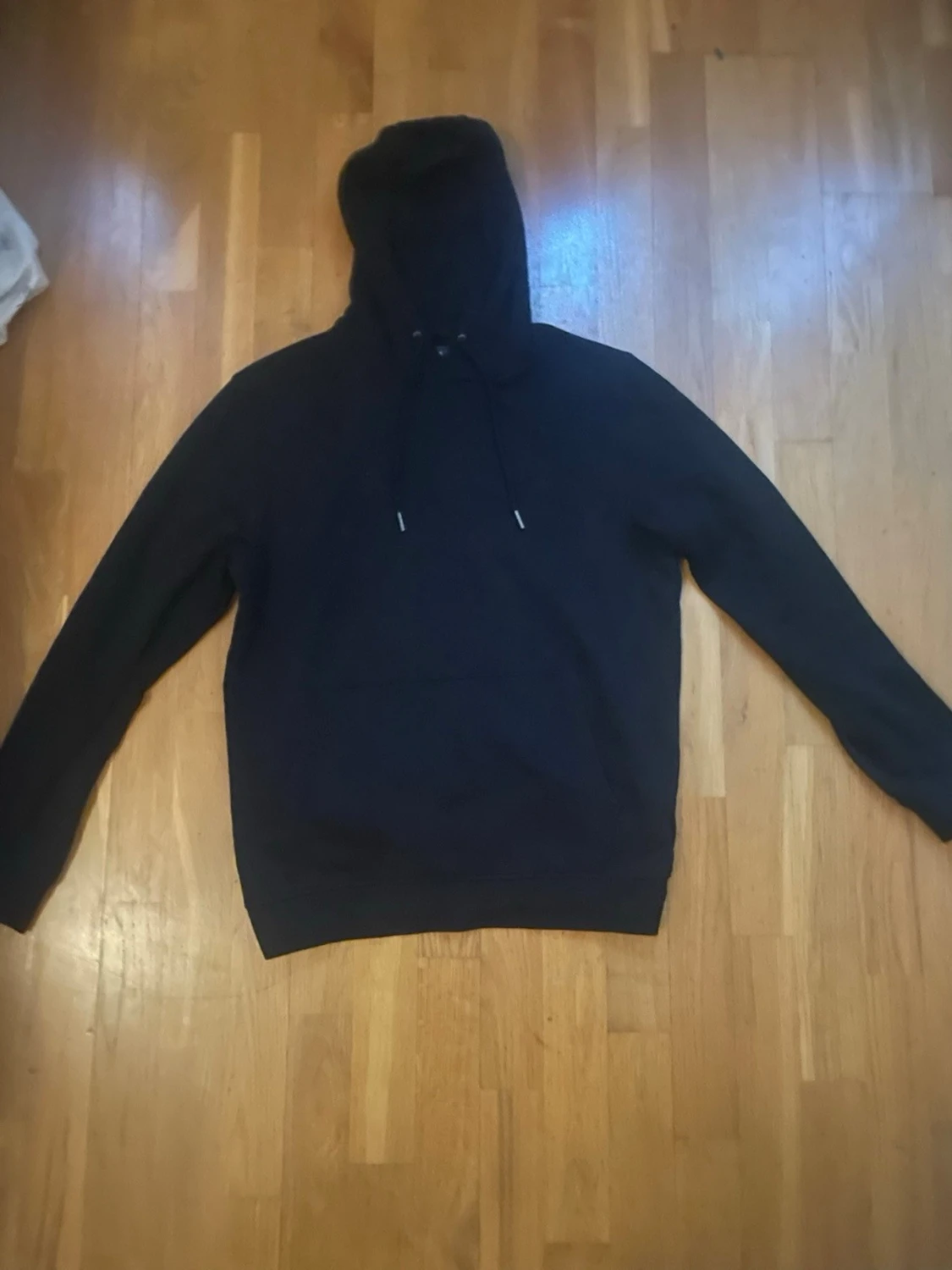 Svart hoodie med huva och dragsko - 3