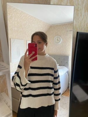 Randig stickad tröja  - Randig stickad tröja i storlek M från Gina tricot 