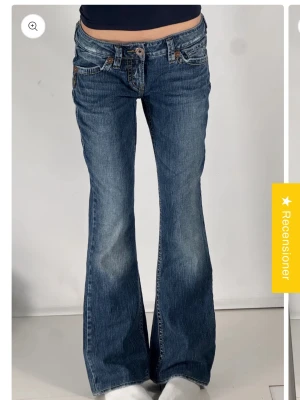Vintage Low waist bootcut jeans  - Ett par jätte snygga jeans från Tinlesell som jag beställde precis men som tyvärr var förstora. Midjemått: 39cm Innerbenslängd: 77cm, kan även byta mot andra liknande jeans. 