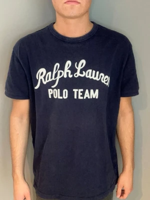 Polo Ralph Lauren T-shirt  - En snygg polo tröja 👕 .Den är använd 1 gång och är i riktigt bra skick. Skick:10/10 Hör gärna av er om ni har frågor eller funderingar☺️