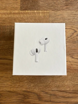 Apple AirPods Pro 2 - Säljer ett par Apple AirPods Pro 2 helt nya och äkta i vitt. Trådlösa in-ear-hörlurar med brusreducering. Kommer med originalförpackning och USB-C kabel