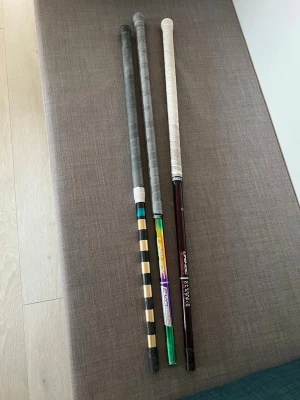 Avslagna Unihoc - 3 stycken avslagna Unihoc skaft, 1 EvoLab multichrome 27 med unika numret 149/300, 1 EvoLab 29, 1 Carbskin red edt 26