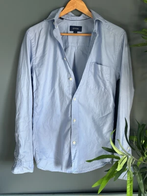 Skjorta 👔 från Eton shirts  - En riktig stilig skjorta från eton shirts Stockholm! Är fortfarande lite long på mig som är 172-173 men passar hela vägen upp till 180cm! Nypris går den för ungefär 1800-2200 kr! P.S slim fit 