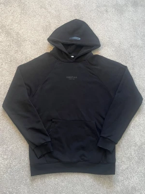 Svart Essentials Fear of God hoodie - Bra skick, den är använd men har fortfarande mycket att ge. Skick: 7/10 storlek:M Fraktas samma dag 📦👍