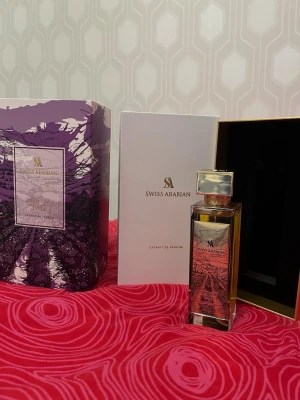 Swiss Arabian Enigma of Taif Parfym - Lyxig parfym från Swiss Arabian, Enigma of Taif. Luktar den jätte fin en dyr raid ros med spices amber till de som tycker om maskulin ros doft.
