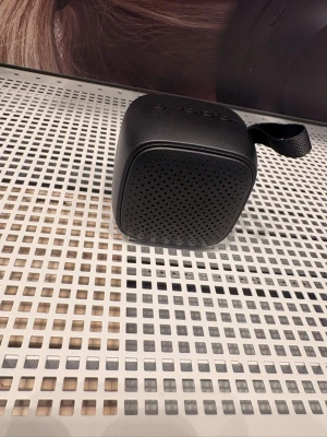 Linocell  trådlös högtalare helt ny oöppnad - Snygg och smidig svart trådlös högtalare från Linocell. Högtalaren har en rundad fyrkantig form, och den är väldigt skön att ha fickan! Den är ganska hög ljud om den är mellan 100-60 procent ladd hör av er om ni har frågor