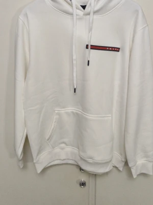 Prada hoodie herr - En mycket fin Prada hoodie herr helt ny i vit färg. Har inte använts innan. Vid snabb affär kan priset diskuteras. Storlek XL men passar L