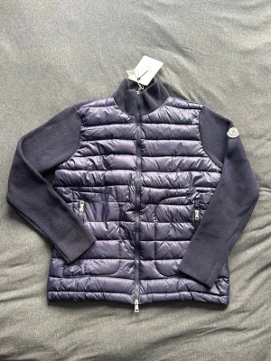 Moncler cardigan M/L - Säljer nu denna moncler cardigan i storlek L men kan passa M också. Den är nästan aldrig använd och tagsen är påsatta igen så den är som ny. Kvitto finns! Skriv vid frågor eller bilder 🙌🏽