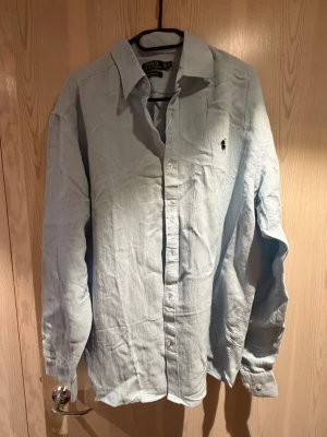 Ljusblå linneskjorta - Snygg och skön ljusblå linneskjorta. 3xl men sitter som en L