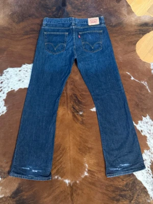 Levis 512 bootcut - Tjena!! Säljer dessa riktigt snygga vintage Levis 512 bootcut, jeansen är j storlek W36/L34 men passar bättre som en W34, modellen brukar använda W34 eller W33 så använd gärna det som referens, hör av dig vid funderingar!🙌