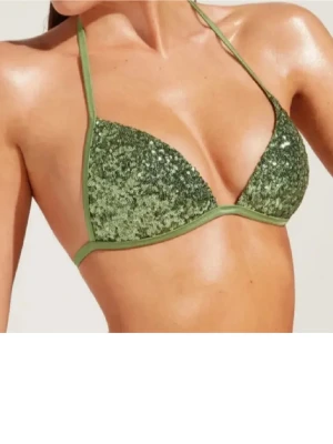 Grön glittrig calzedonia bikini - Snygg grön trekantsbikini med glittriga paljetter på kuporna och tunna knytband i nacken och ryggen. Storleken är uppskattningsvis xs/s. Skriv för frågor💕