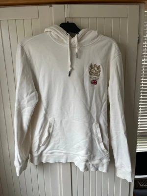 Vit Hoodie från Morris - Snygg vit hoodie från morris, knappast använd och har bara varit i rummet. Den är storlek L passar både till M och L. Skriv om du har funderingar 🥂