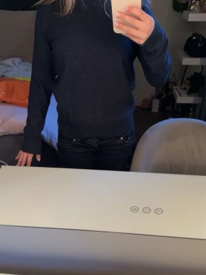 Mörkblå stickad  - Marinblå stickad tröja, använd men i bra skick! Kom gärna med prisförslag 