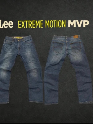 Lee Extreme Motion MVP jeans blå - Säljer ett par blå Lee Extreme Motion MVP jeans med klassisk femficksmodell och raka ben. Jeansen har snygga slitningar och kontrastsömmar. Tillverkade i stretchigt denim för extra komfort och rörelsefrihet. Perfekta för dig som vill ha både stil och bekvämlighet.