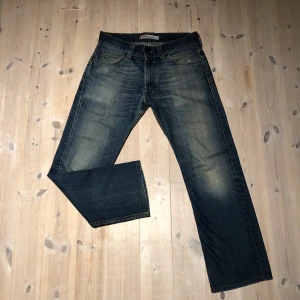 Levis 506 - Levis 506 vintage Storlek:W31/L34 Skick:8/10  Pris:450kr  Köparen står för eventuell frakt. Säljer mina vintage Levis 506 jeans då dem inte längre passar mig. De har väldigt snygg färg och rak passform. Vill uppmärksamma och att byxorna sitter något mindre och skulle säga att dem är mindre i storleken än vad dem står. Finns minimalt slithål på dem, kan skicka vid DM. Hör av dig om du är intresserad!